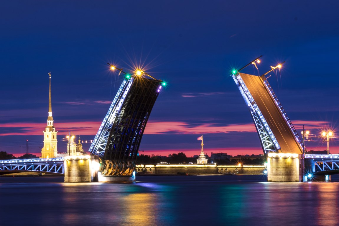 Jambatan angkat di Saint Petersburg semasa White Night adalah tempat menarik di saint petersburg