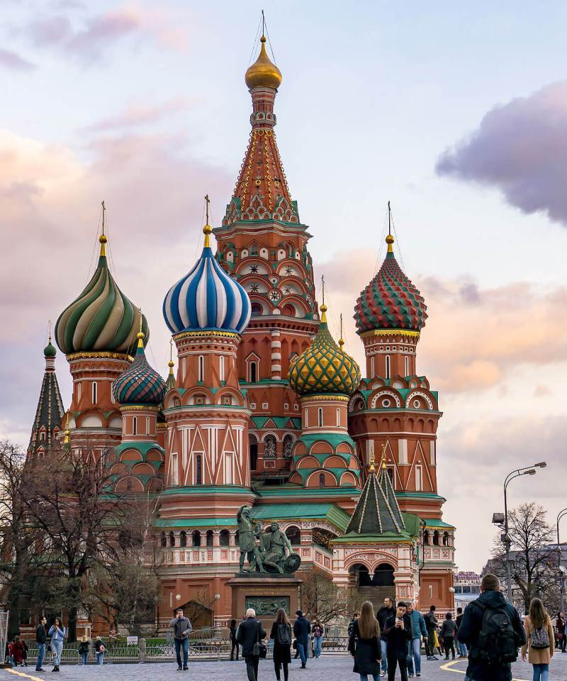 st basil's cathedral on red aquare moscow