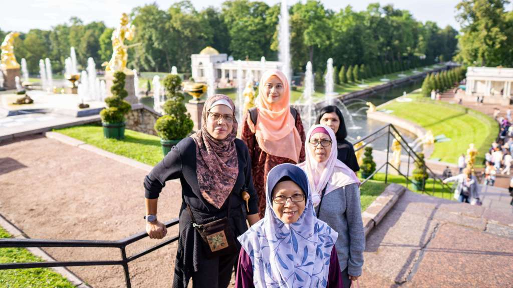 Group photo near petergof fountains