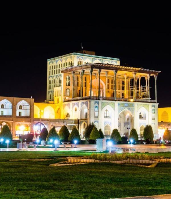 Ali qapu palace at night