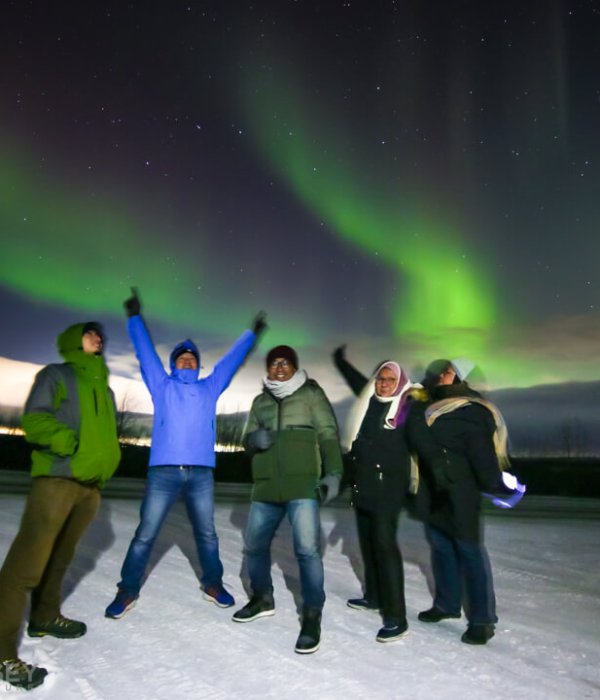 Group photo under the dancing Northern Light